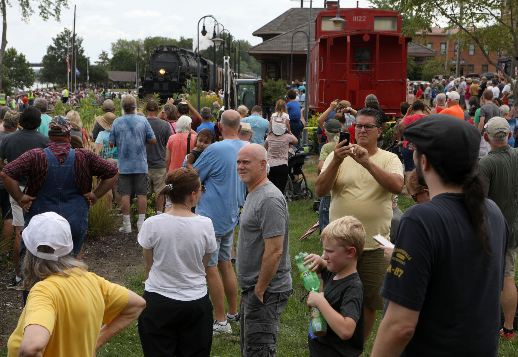 Onlookers snap photos of No. 4014